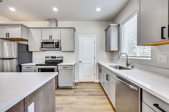 Building Photo - Newer Duplex Bremerton