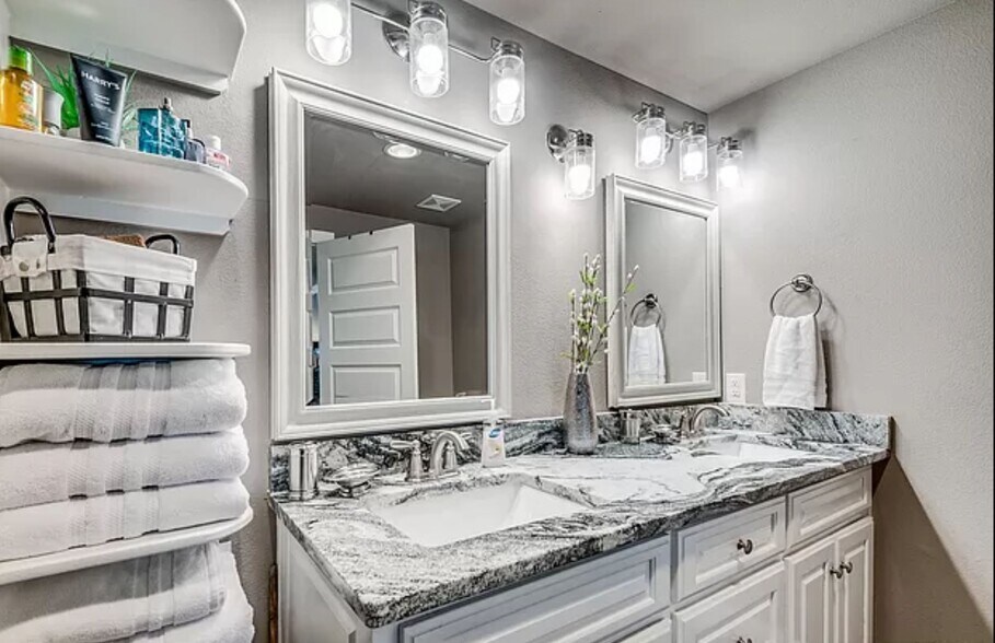 Building Photo - 730 S Mesquite Ave