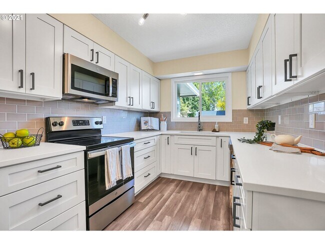 Building Photo - Beautiful 3-bdr/2-bath ranch in Argay Terrace—2 living areas, 2-car garage, & large, fenced yard!