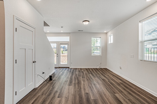 Building Photo - 1047 Oak Cir