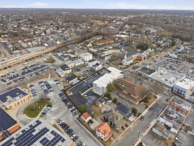 Building Photo - 180 Deer Park Ave