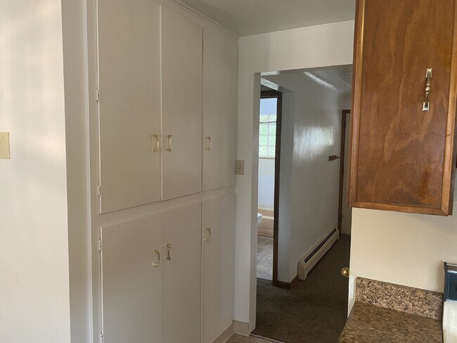 Building Photo - Remodeled Two Bedroom One Bathroom with Ya...