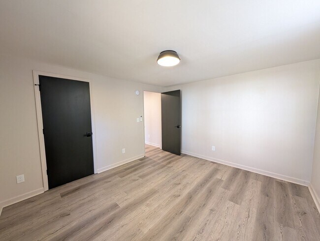 Building Photo - Great West Asheville Location!