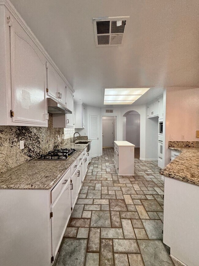 Building Photo - Beautiful 3-Bedroom Home in NW Bakersfield $2,300 rent/deposit !!!!