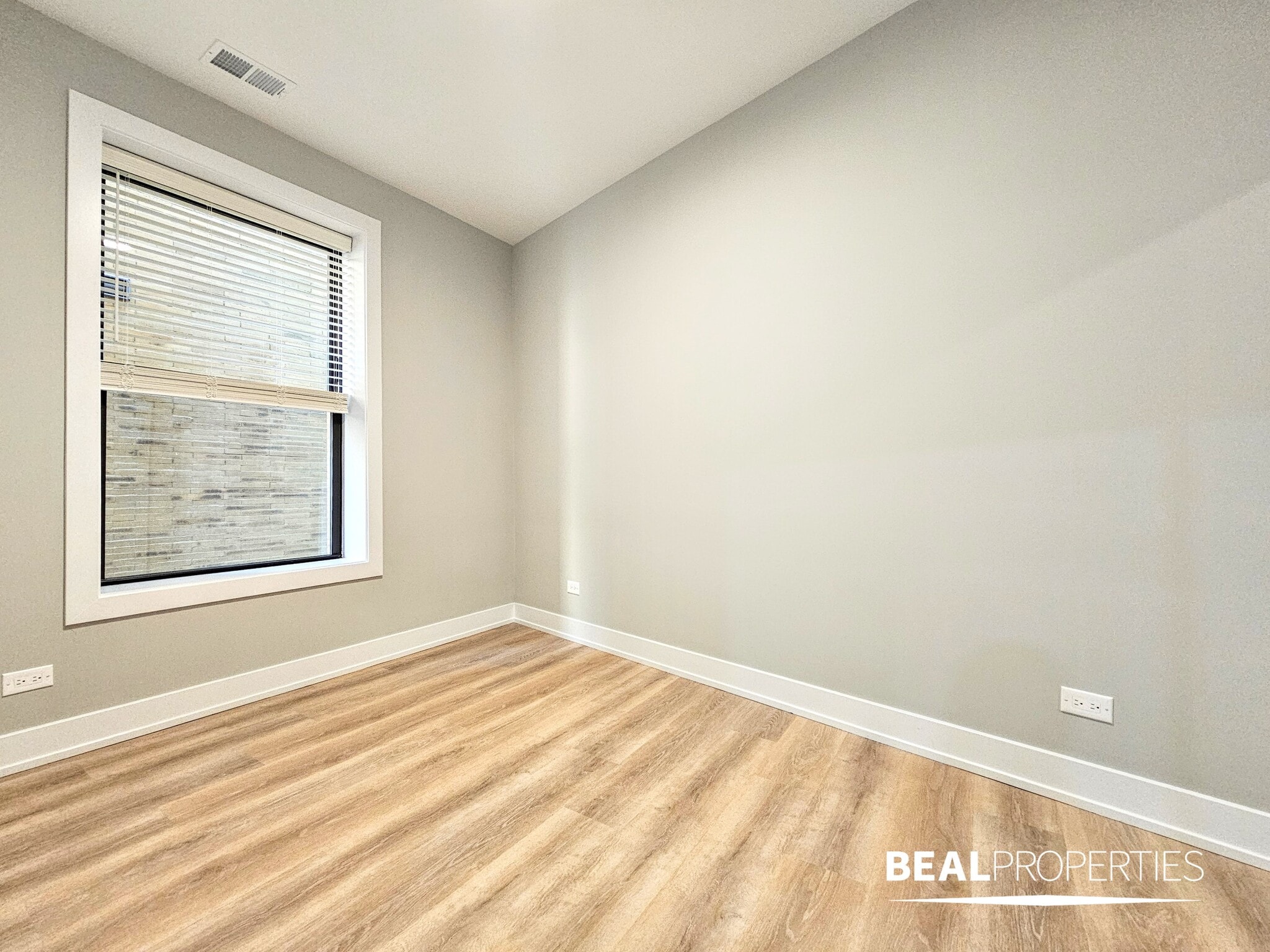 Building Photo - 428 W Belden Ave