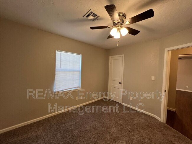 Building Photo - 2224 Doris Ave