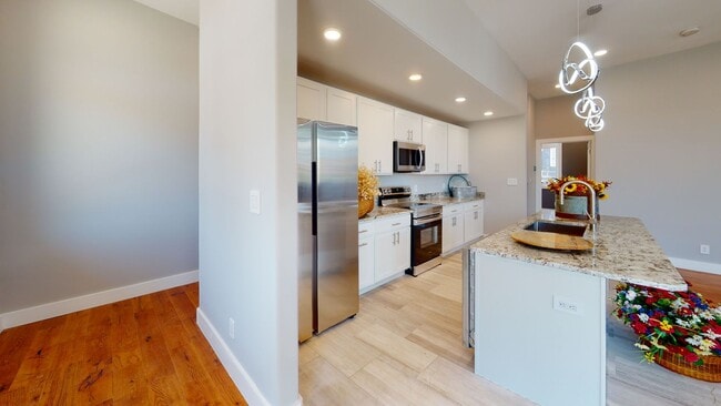 Building Photo - $1655/Bedroom |8BR Townhome in Fort Sander...