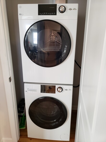 Washer and Dryer in unit - 1509 E High St