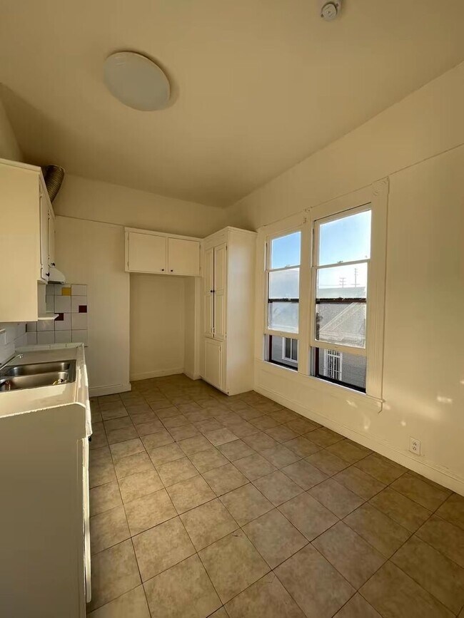 Building Photo - 134-136 E 31st Street