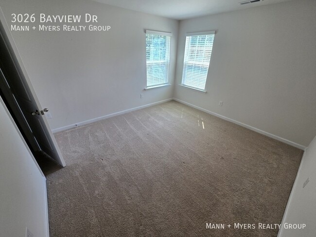 Building Photo - 3026 Bayview Dr