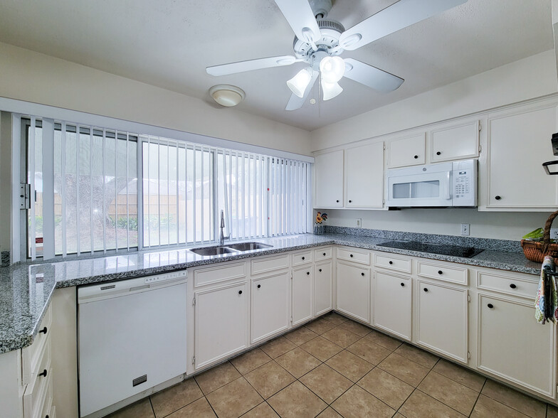 New granite, cooktop, blinds - 9123 Tooley Dr