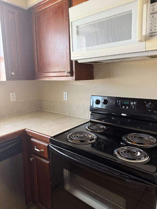 Building Photo - Beautiful two bed/1.5 bath in the heart of Alamo Heights