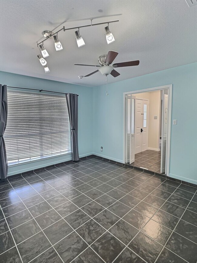 Building Photo - Spacious 3/2 Living in the Heart of Ocean Springs
