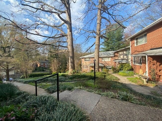 Building Photo - A spacious two bedroom, one and one half bath condo townhouse located in the northern section of ...