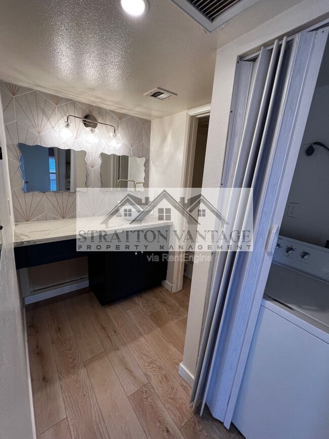 Building Photo - 2625 E Indian School Rd