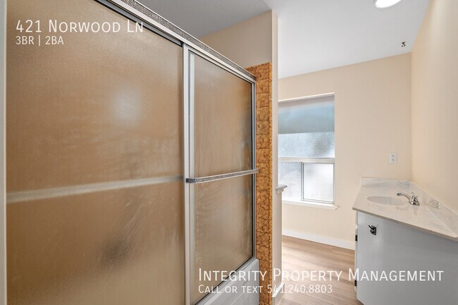 Building Photo - 421 Norwood Ln