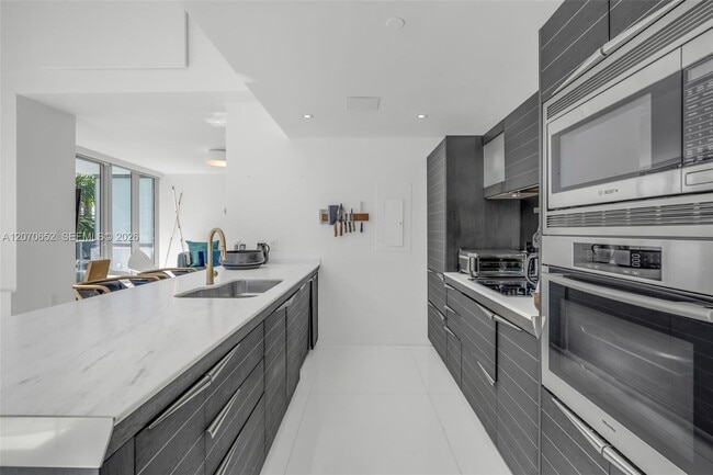 Building Photo - 200 Biscayne Blvd Way
