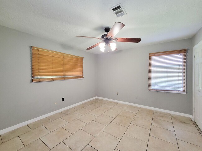 Building Photo - 1703 Raintree Dr