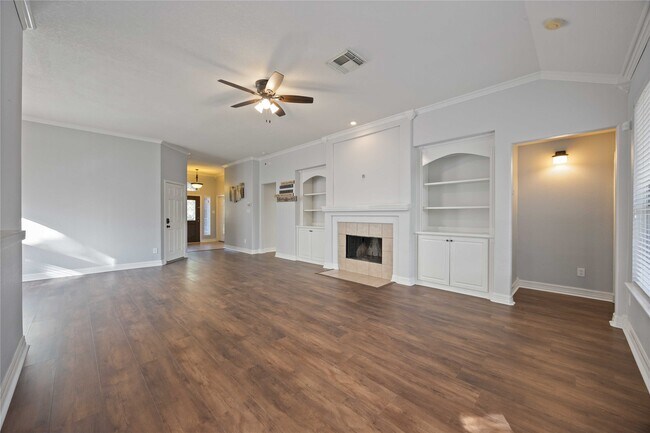 Building Photo - 15018 Summer Knoll Ln