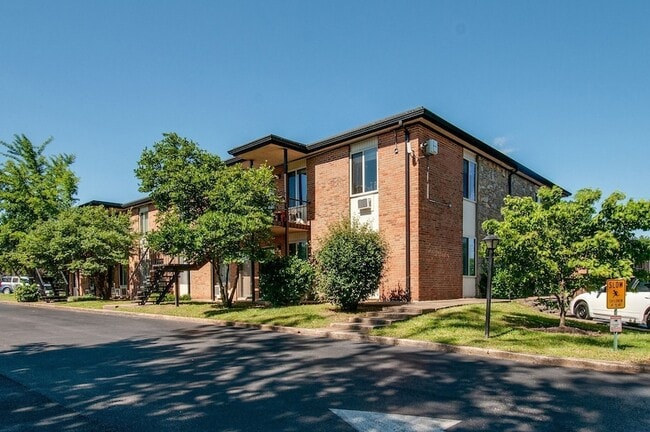 Building Photo - 2601 Hillsboro Pike