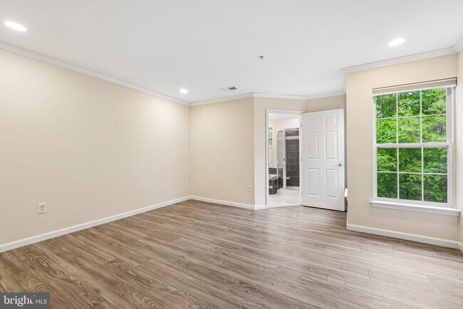 Building Photo - 8727 Thornbrook Dr