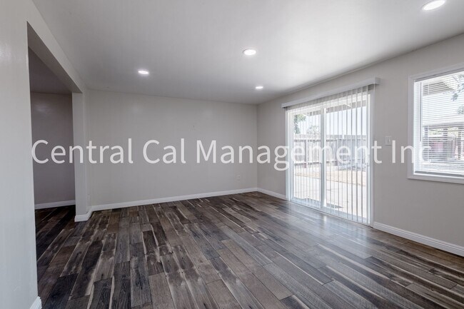 Building Photo - 10421 Glenn St