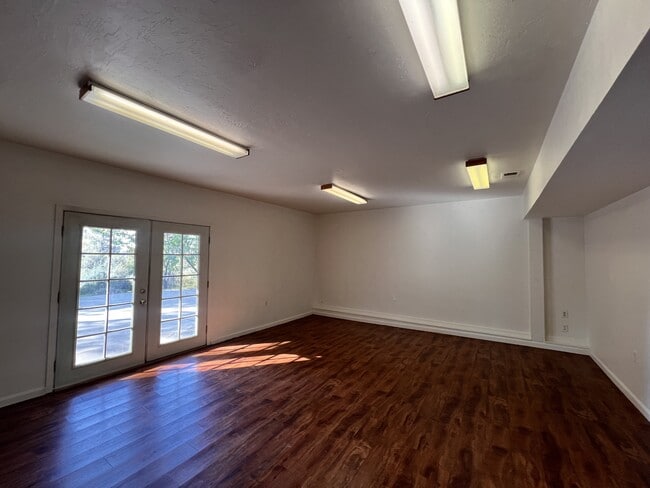 Building Photo - 10647 Newtown Rd