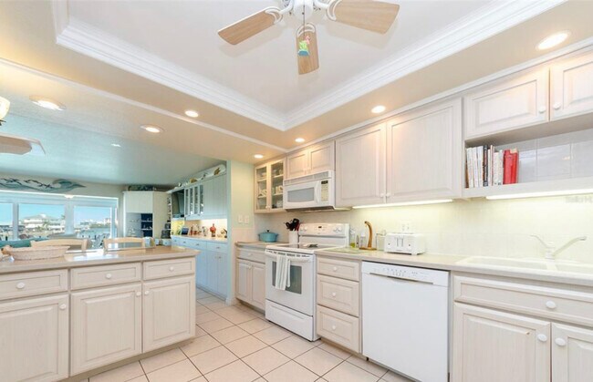 Building Photo - 868 Bayway Blvd