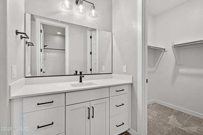 Building Photo - 1009 E Silver Ray Dr