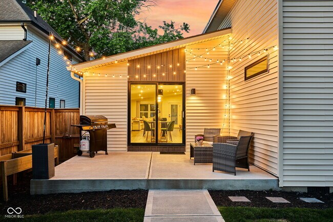 Building Photo - 806 N Beville Ave