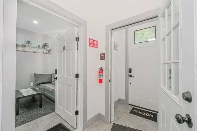 Building Photo - 479 Putnam Ave