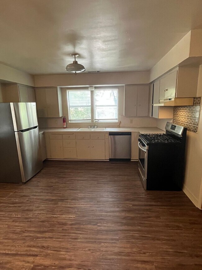 Building Photo - WALKING DISTANCE TO THE U OF A & FAYETTEVILLE HIGH SCHOOL!!!