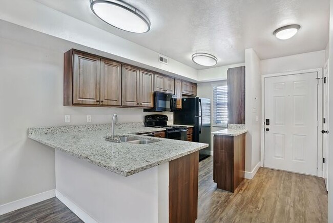 Building Photo - Spacious 2 Bed 1.5 Bath Townhome in Murray ! $500 Amazon Gift Card!