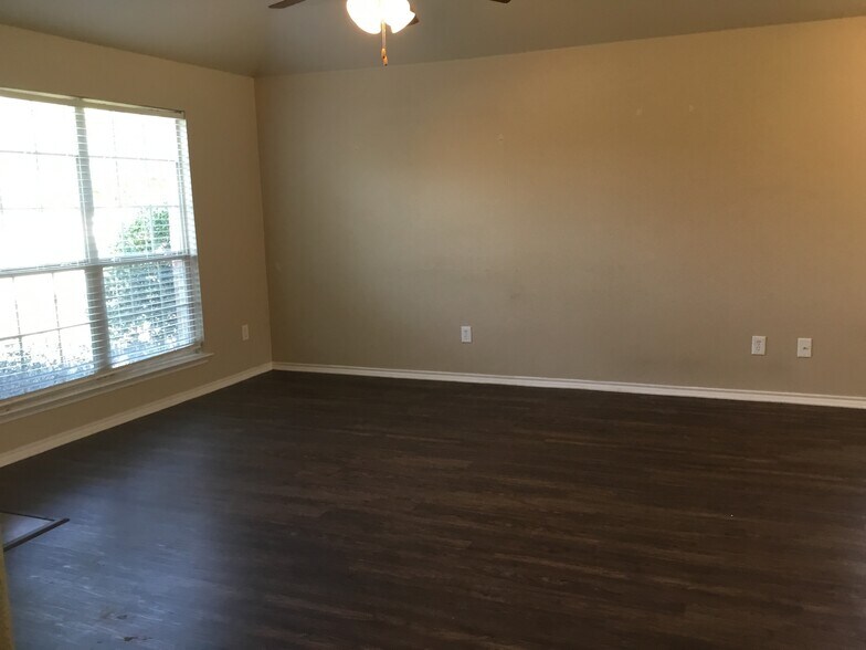 Building Photo - 1116 Lake Hollow Dr