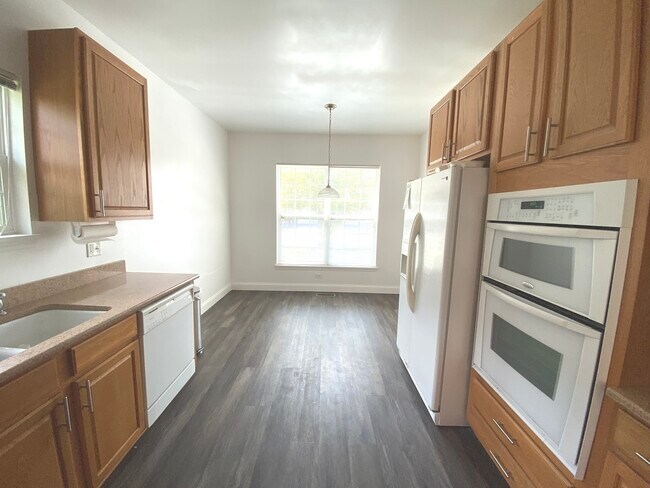 Building Photo - 10S401 Carrington Cir