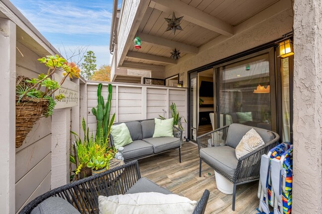 Building Photo - 9189 Village Glen Dr