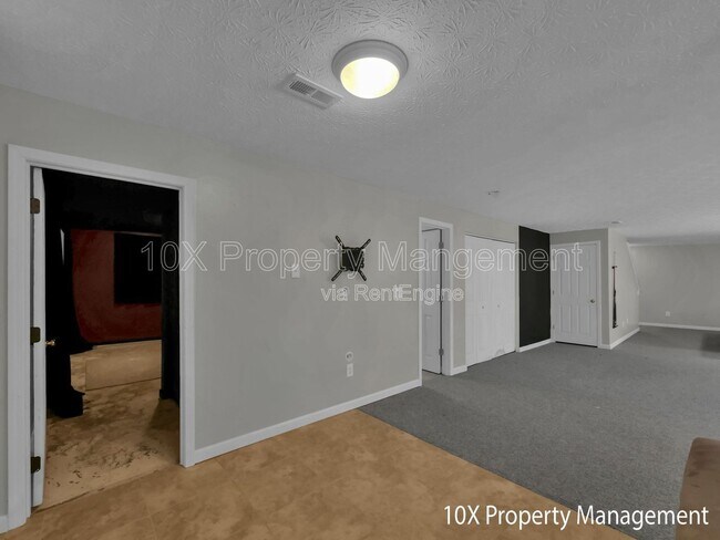 Building Photo - 49 Knights Bridge Dr W