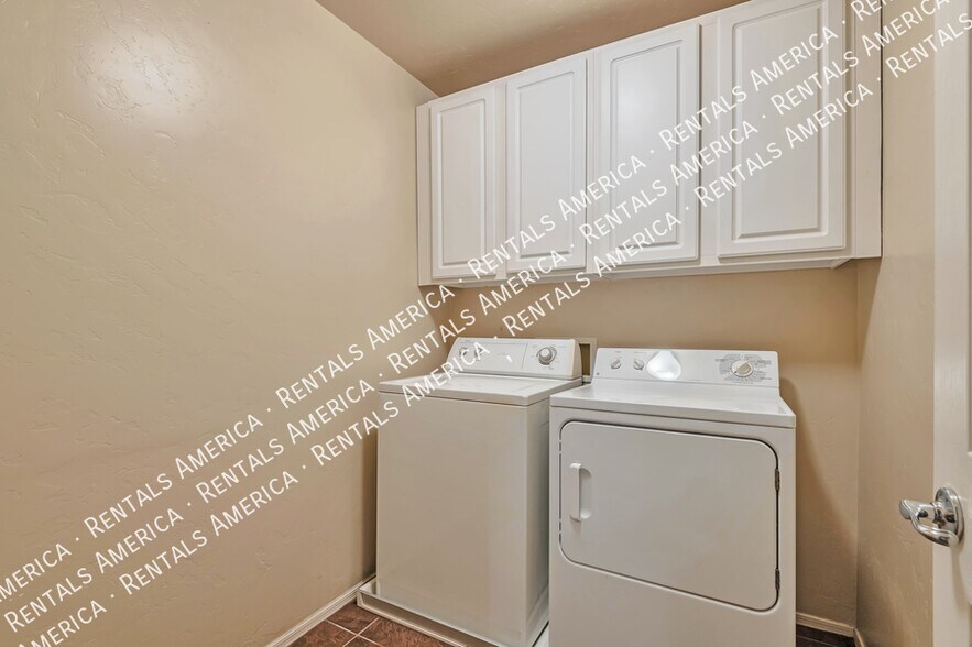 Building Photo - 8261 N Converse Ct