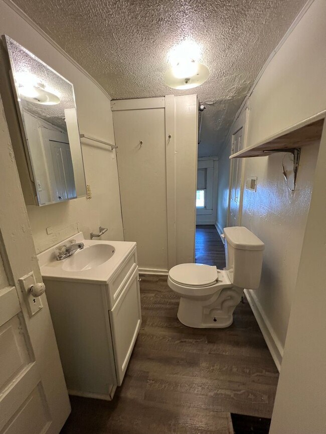 Building Photo - 4 Bedroom Available August 2026;  Monthly ...