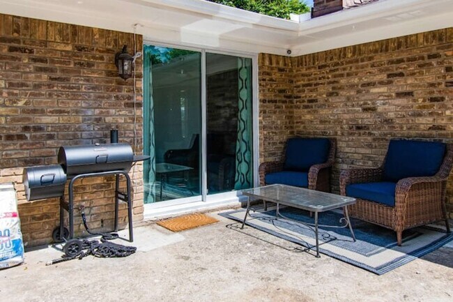 Building Photo - 2728 Chadwick Dr