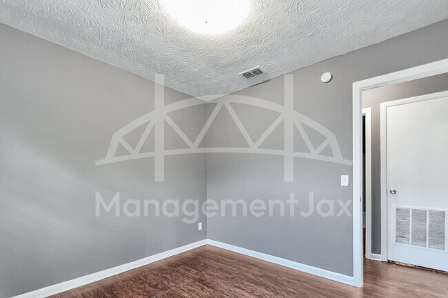 Building Photo - 1130 W 21st St