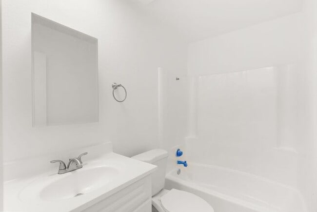 Building Photo - NEWLY RENOVATED South HB Gem!