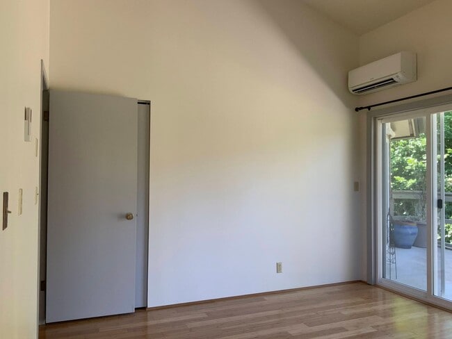 Building Photo - 2 Bedroom Condo on Country Club Road