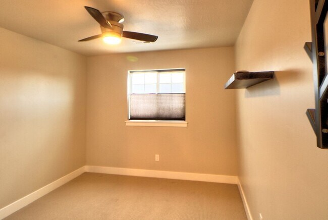Building Photo - 7440 N Hutch Ln