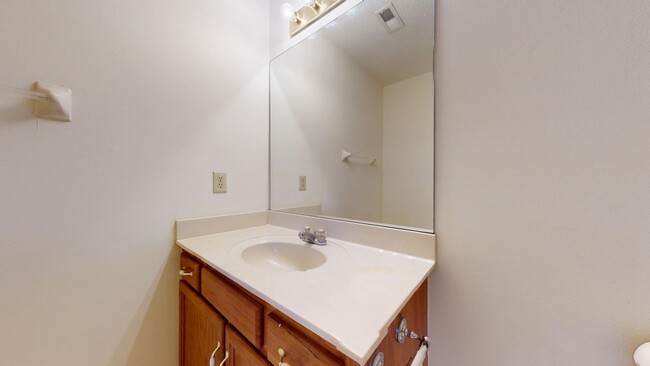 Building Photo - Charming Three Bedroom Columbia Townhome