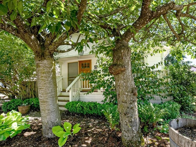 Primary Photo - Adorable, vintage 1924 2-bdrm/1-bath w/ fe...