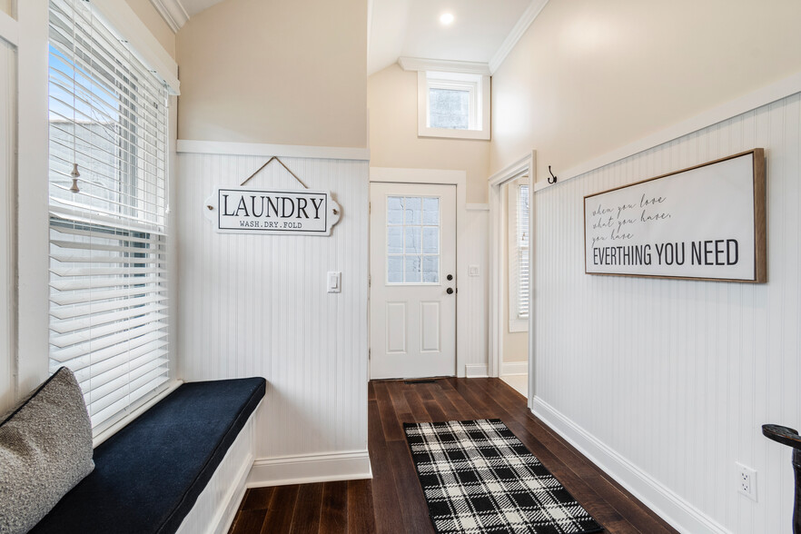 Mudroom with bench - 16 Lincoln Ave