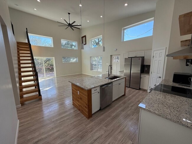 Building Photo - PRICE DROP !!