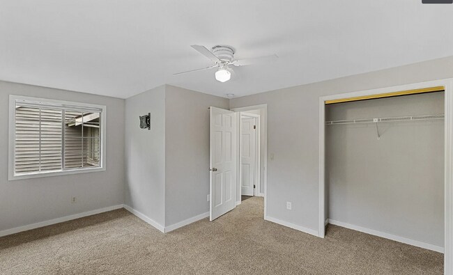 Building Photo - Kent East hill Condo townhome in Village at Single Creek - 3 bedroom 2.5 bath and 2 car garage. A...