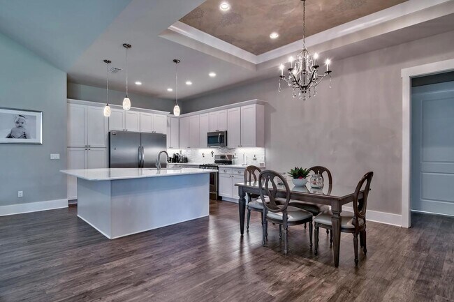 Building Photo - 989 Forest Shore Dr